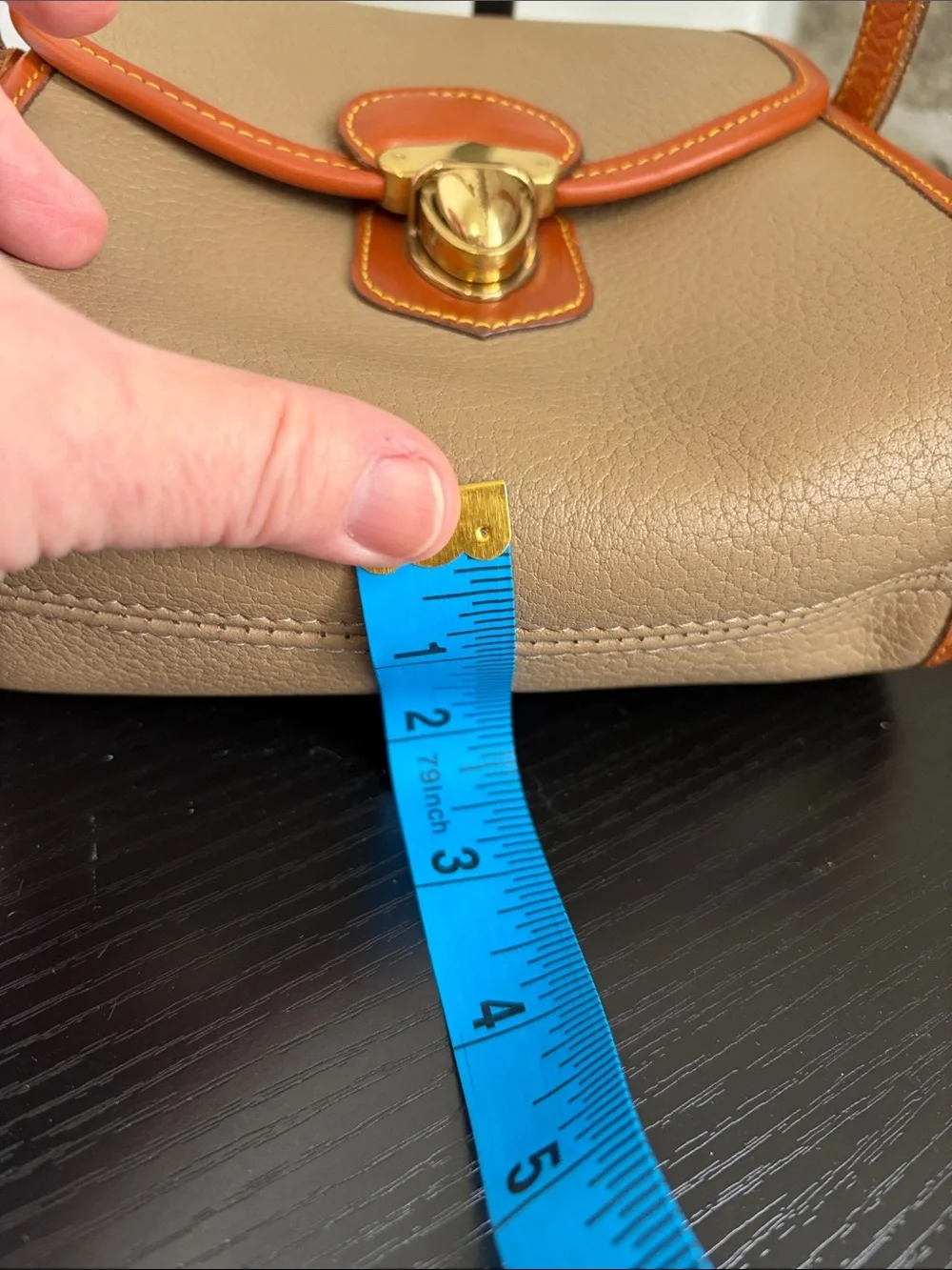 Dooney & Bourke Classic Tan Crossbody Shoulder Bag - Brown & Tan COA